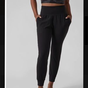 Athleta Salutation Jogger in Small - Tall